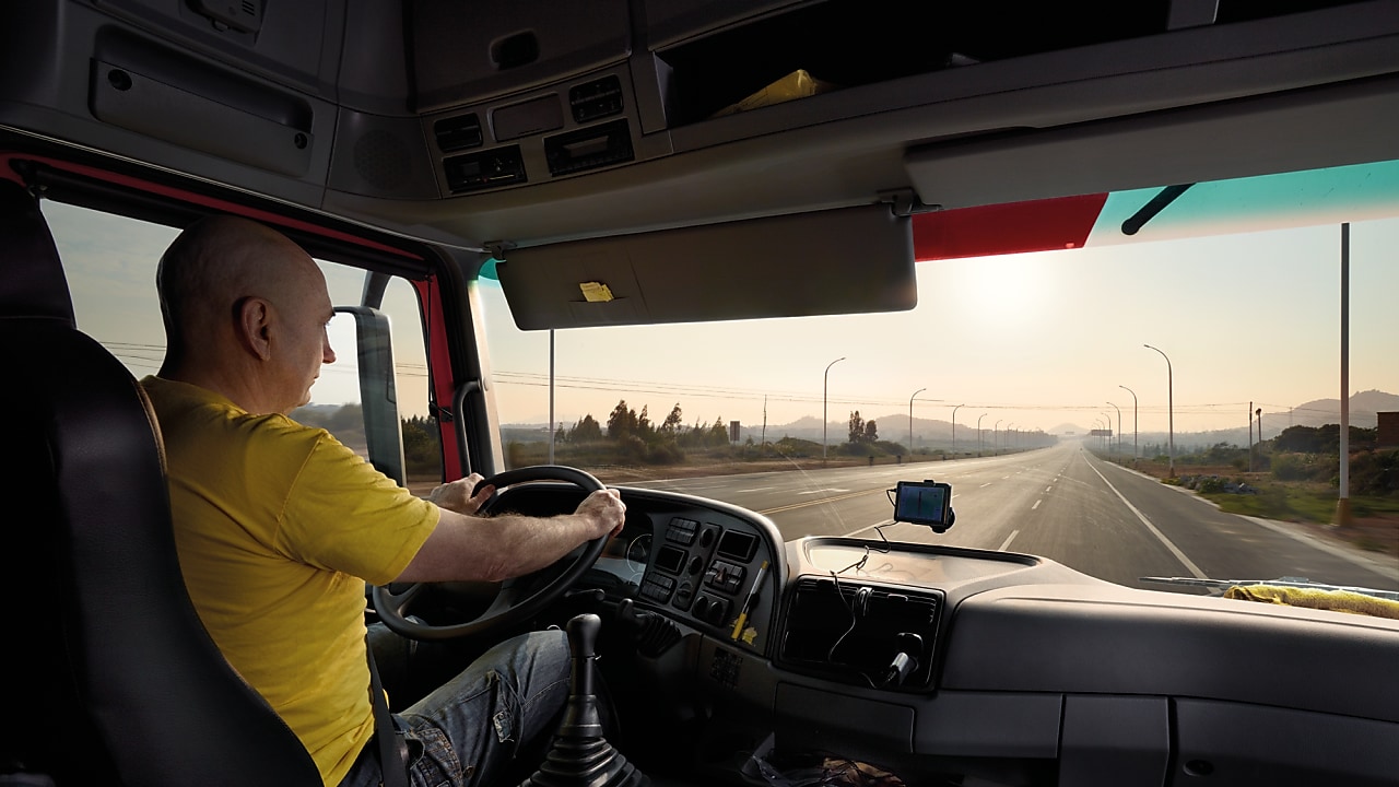 텅빈 도로에서 운전하는 트럭 운전기사