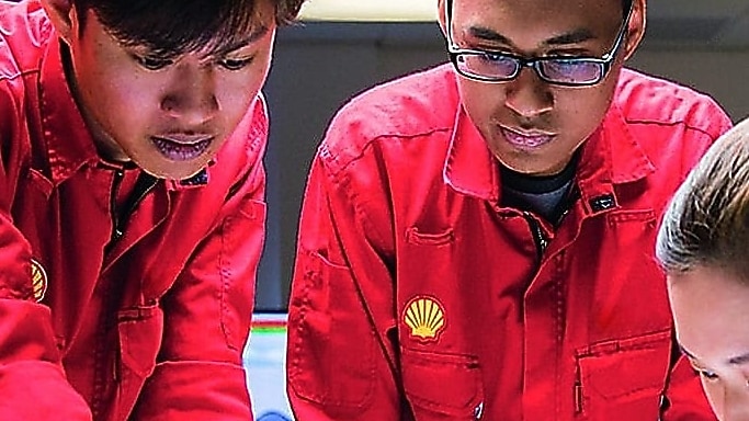 설계도를 검토 중인 세 명의 직원