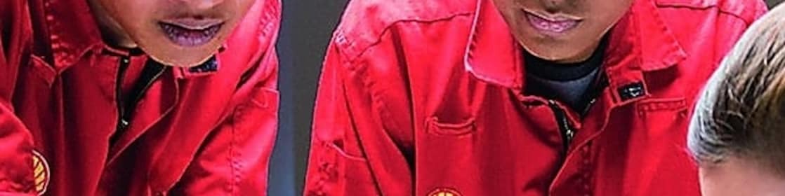 설계도를 검토 중인 세 명의 직원