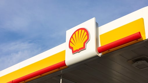 Shell pecten on a gas station