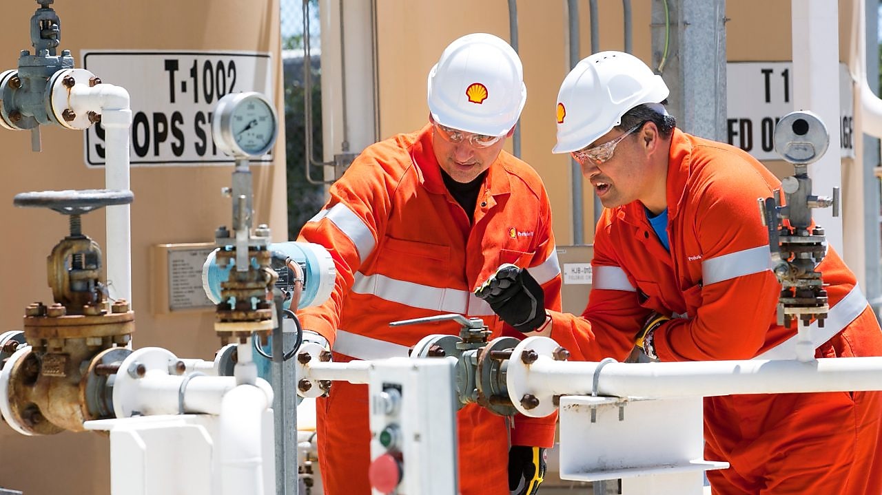 오렌지 유니폼 검사 파이프에 두 기술자