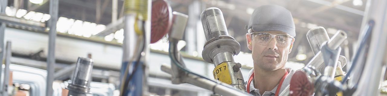 Engineer working with Shell Lubricants 