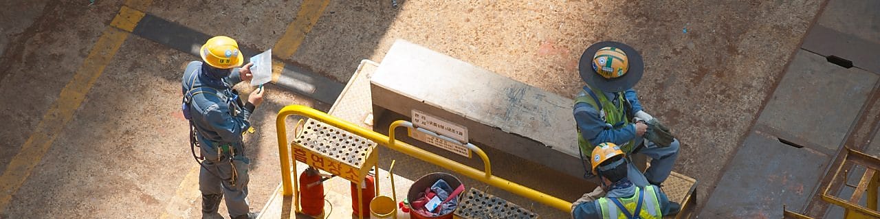 건설 현장에서 작업 중인 굴착기