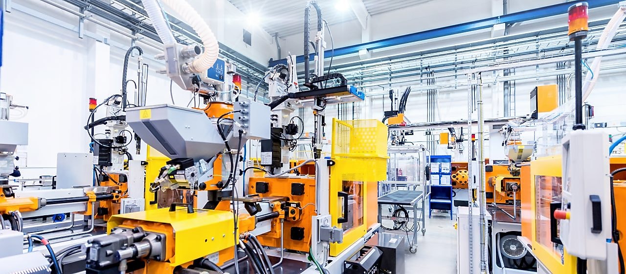 공장의 사출 성형 로봇