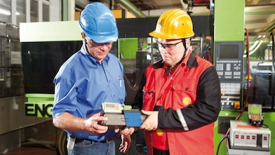 현장에서 얘기하고 있는 작업자들