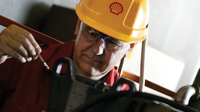 헬멧을 쓴 쉘 작업자