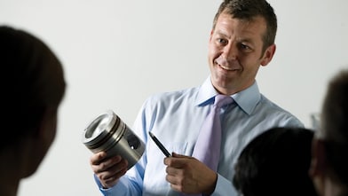 회의에서 프레젠테이션 중인 남성