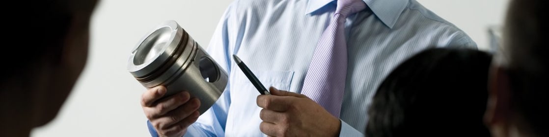 프레젠테이션 중인 남성