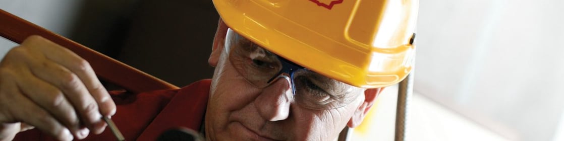 헬멧을 쓴 쉘 작업자