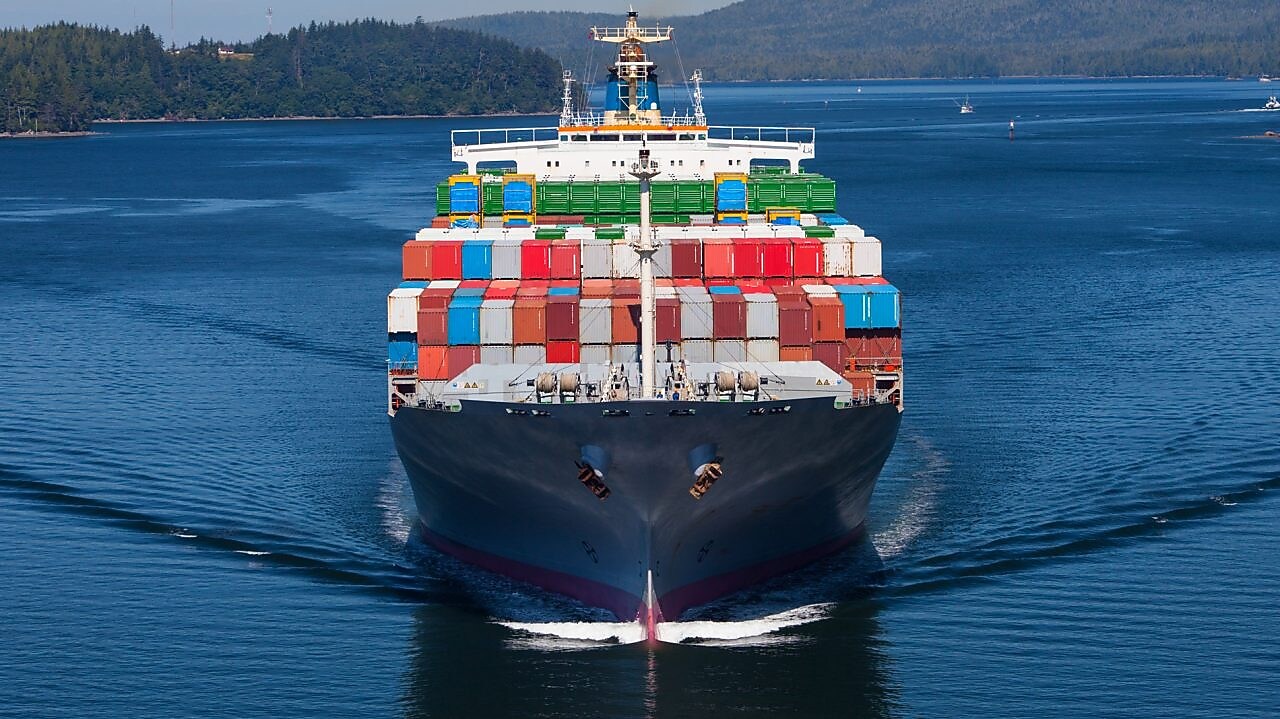 그것에 파란색 우주선과 컨테이너입니다.