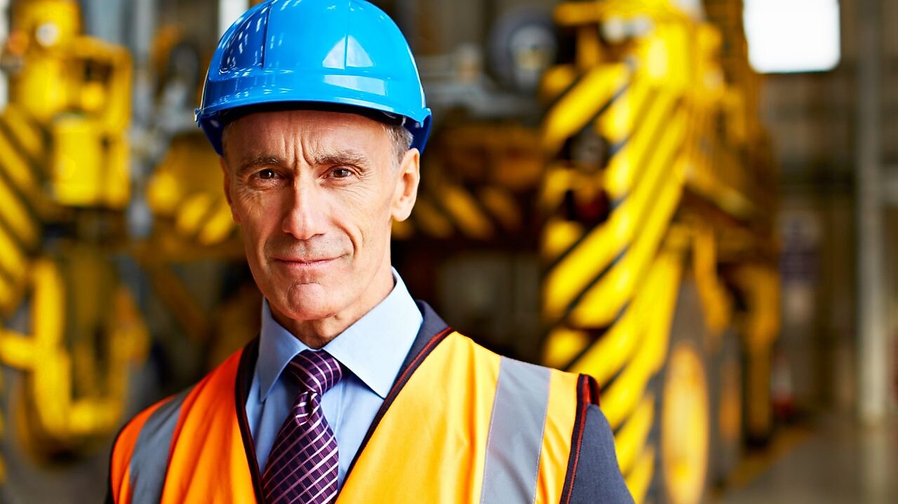 헬멧에 셸 직원 그림을 닫습니다.