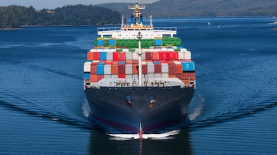 그것에 파란색 우주선과 컨테이너입니다.