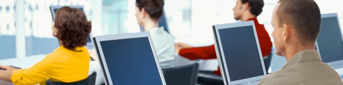 사무실에서 컴퓨터를 사용 중인 직원