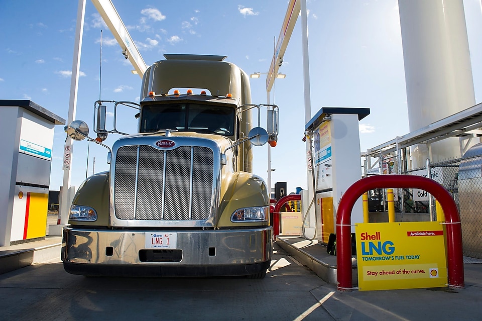 Shell의 LNG 충전소에서 연료를 주입하려는 트럭