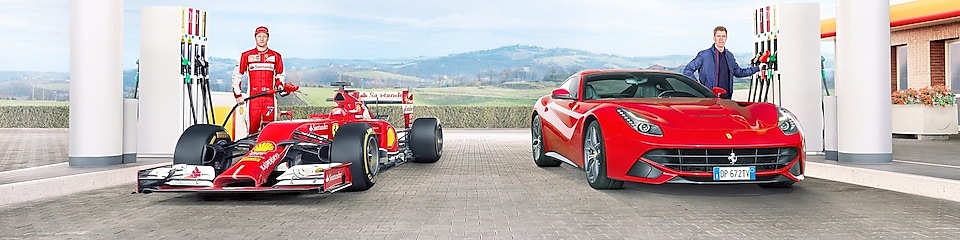 제바스티안 페텔과 키미 래이쾨넨이 쉘 주유소에서 Ferrari 차에 오일을 충전합니다