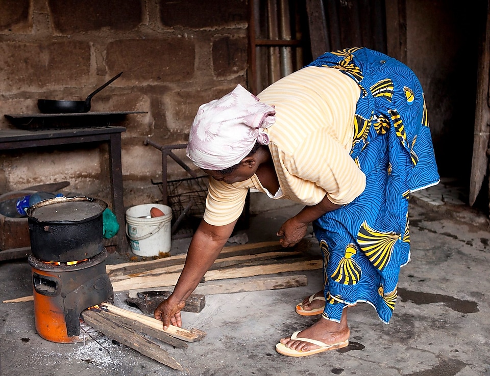 나이지리아에서 요리용 레인지로 음식을 만드는 여성