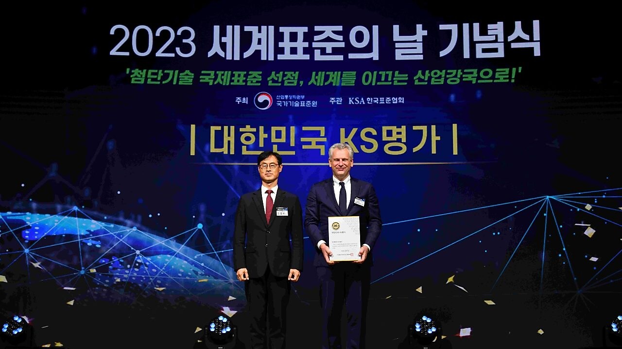 (사진) 지난 12일 대한상공회의소에서 열린 ‘2023 세계 표준의 날’ 기념식에서 한국쉘석유 주식회사가 ‘2023 대한민국 KS명가'로 선정됐다. (왼쪽부터 국가기술표준위원장 진종욱, 한국쉘석유 대표이사 라머스 예룬 피터)