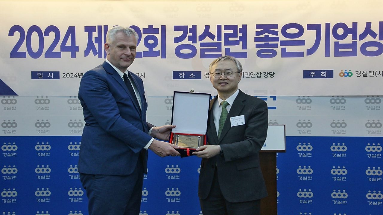 사진1 18일 경실련 강당에서 열린 ‘제32회 경실련 좋은기업상 시상식’에서 한국쉘석유 라머스 예룬 피터 대표이사와 경제정의연구소 임효창 이사장이 기념사진을 촬영하고 있다