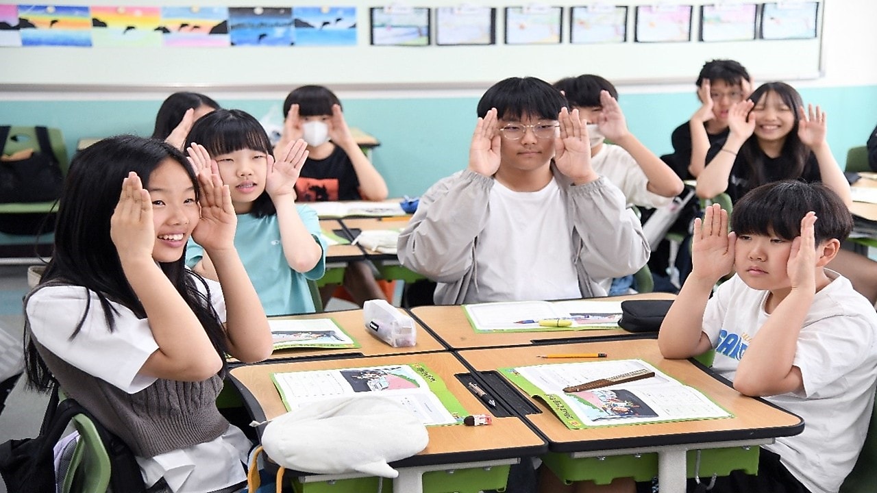  [사진4] 지난 28일 쉘코리아 2024 '아동교통안전교육 캠페인' 첫 수업이 열린 서울 돈암초등학교 6학년 6반 학생들이 휴대폰을 보고 걸으면 점점 좁아지는 시야를 체험해 보고 있다.