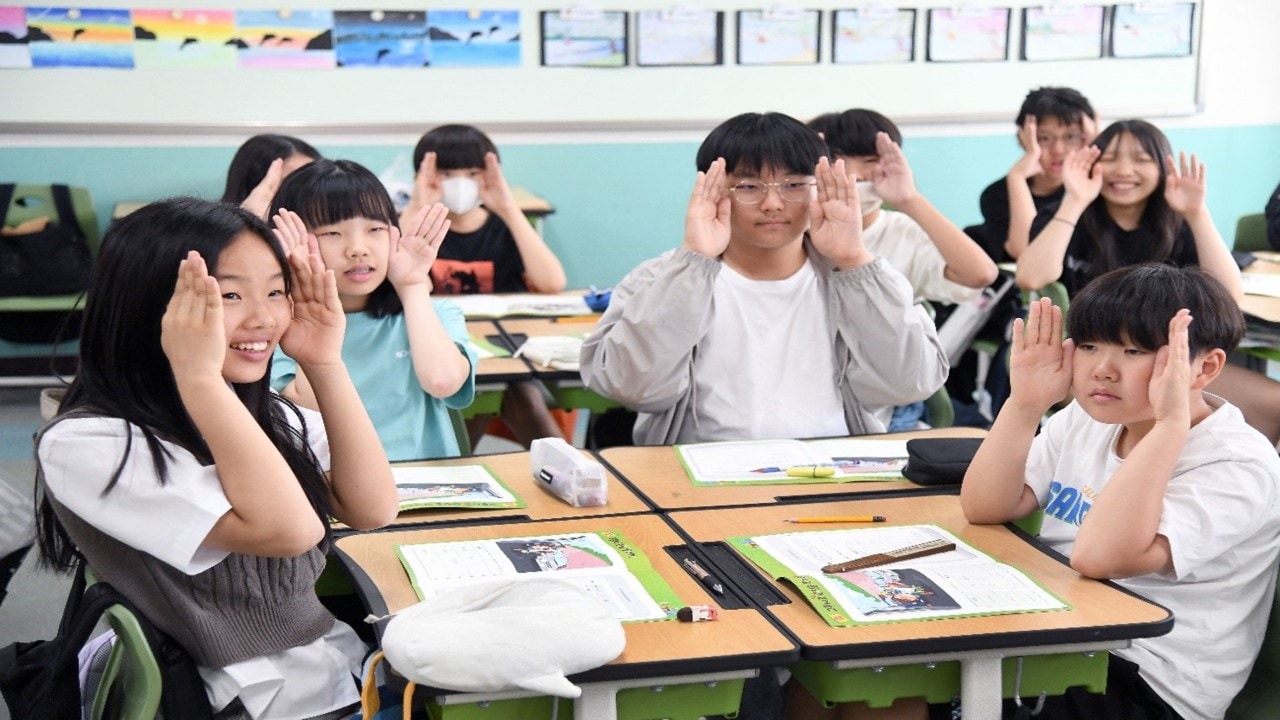  [사진4] 지난 28일 쉘코리아 2024 '아동교통안전교육 캠페인' 첫 수업이 열린 서울 돈암초등학교 6학년 6반 학생들이 휴대폰을 보고 걸으면 점점 좁아지는 시야를 체험해 보고 있다.