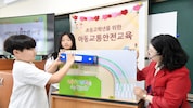  [사진3] 지난 28일 쉘코리아 2024 '아동교통안전교육 캠페인' 첫 수업이 열린 서울 돈암초등학교 6학년 6반 학생들이 내륜차 현상을 알아보는 실험을 진행하고 있다.