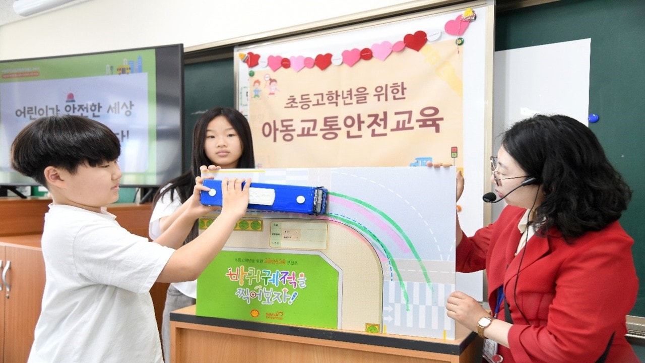  [사진3] 지난 28일 쉘코리아 2024 '아동교통안전교육 캠페인' 첫 수업이 열린 서울 돈암초등학교 6학년 6반 학생들이 내륜차 현상을 알아보는 실험을 진행하고 있다.