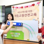  [사진3] 지난 28일 쉘코리아 2024 '아동교통안전교육 캠페인' 첫 수업이 열린 서울 돈암초등학교 6학년 6반 학생들이 내륜차 현상을 알아보는 실험을 진행하고 있다.