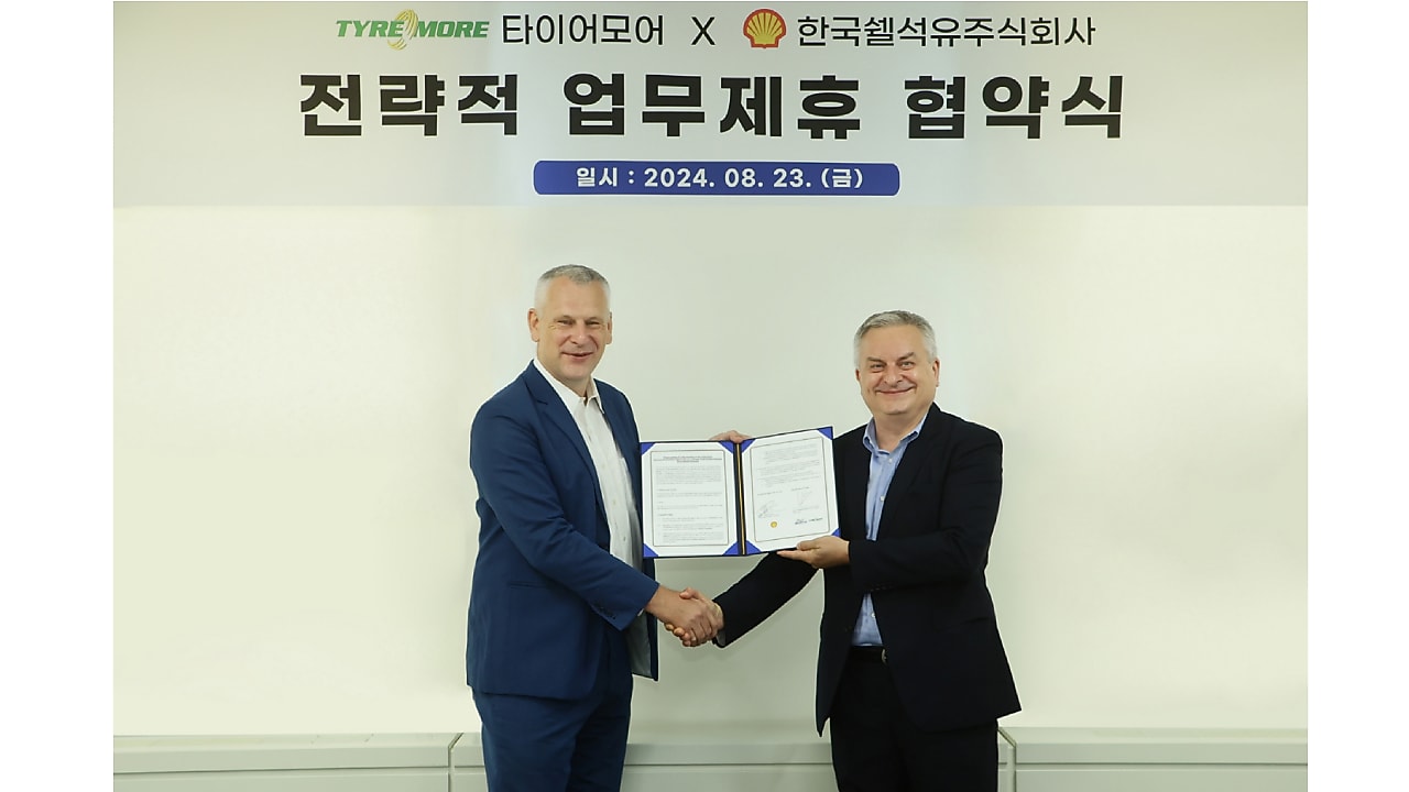 한국쉘석유주식회사와 타이어모어가 23일 전략적 업무제휴 협약식을 진행했다. (왼쪽부터 한국쉘석유주식회사 라머스 예룬 피터 대표이사, 미쉐린코리아 제롬 뱅송 대표)