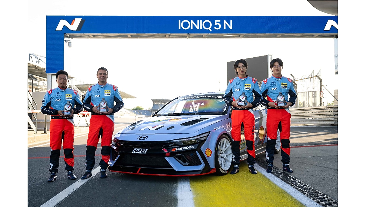 뉘르부르크링 24시 내구레이스에 참가한 장 젠 동(Zhang Zhen Dong) 선수, 제프 리카(Jeff Ricca) 선수, 김규민 선수, 김영찬 선수