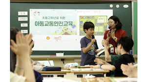 쉘코리아 2025 ‘아동 교통안전교육 캠페인’ 첫 수업에 참여한 수원 중촌초등학교 학생들이 어두운 밤이나 사각지대에서도 눈에 잘 띌 수 있도록 제작된 옐로카드(반사판)를 들고 기념사진을 촬영하고 있다.