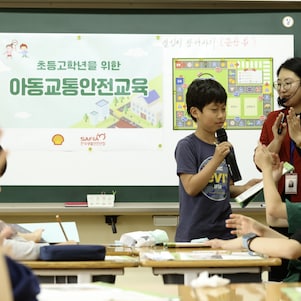 쉘코리아 2025 ‘아동 교통안전교육 캠페인’ 첫 수업에 참여한 수원 중촌초등학교 학생들이 어두운 밤이나 사각지대에서도 눈에 잘 띌 수 있도록 제작된 옐로카드(반사판)를 들고 기념사진을 촬영하고 있다.