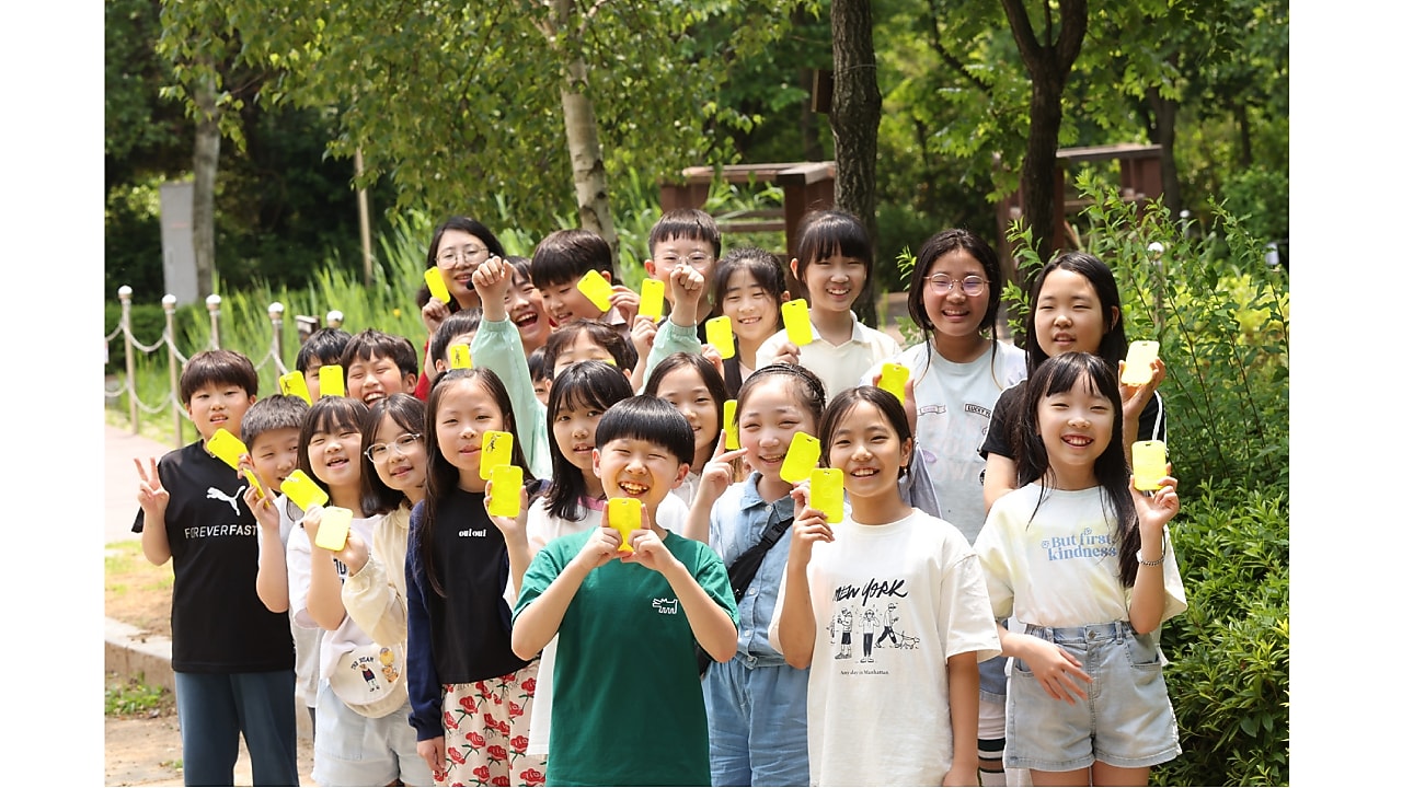 쉘코리아 2025 ‘아동 교통안전교육 캠페인’에 참여한 수원 중촌초등학교 학생들이 어두운 밤이나 사각지대에서도 눈에 잘 띌 수 있도록 제작된 옐로카드(반사판)를 들고 기념사진을 촬영하고 있다.