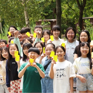 쉘코리아 2025 ‘아동 교통안전교육 캠페인’에 참여한 수원 중촌초등학교 학생들이 어두운 밤이나 사각지대에서도 눈에 잘 띌 수 있도록 제작된 옐로카드(반사판)를 들고 기념사진을 촬영하고 있다.