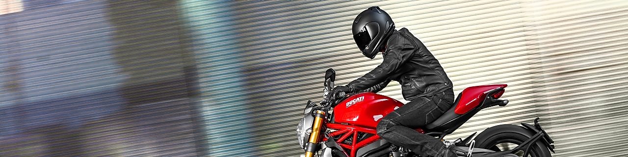 모터사이클용 최고급 엔진오일을 사용하는 모터사이클을 타는 남자