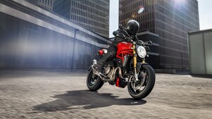 모터사이클을 주행하는 고급 모터사이클 운전자