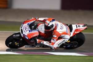 모터사이클을 타고 가는 두카티 운전자