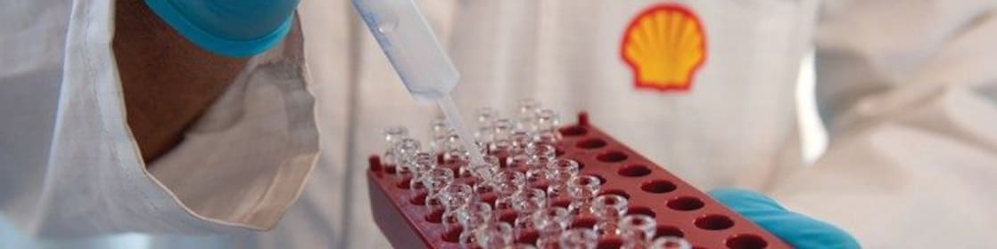 윤활유 실험실 안에서 시험을 실시하는 과학자