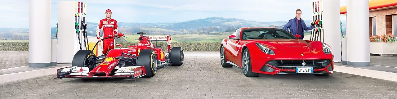 제바스티안 페텔과 키미 래이쾨넨이 쉘 주유소에서 Ferrari 차에 오일을 충전합니다