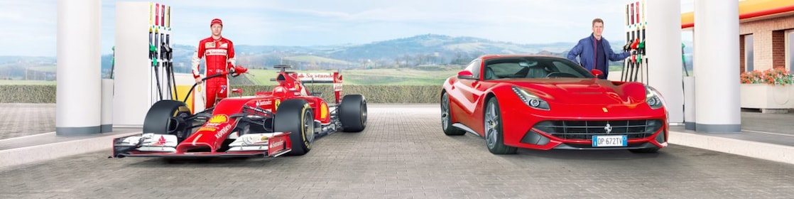 제바스티안 페텔과 키미 래이쾨넨이 쉘 주유소에서 Ferrari 차에 오일을 충전합니다