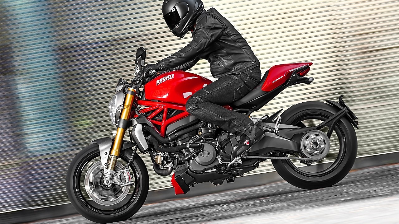 모터사이클용 최고급 엔진오일을 사용하는 모터사이클을 타는 남자