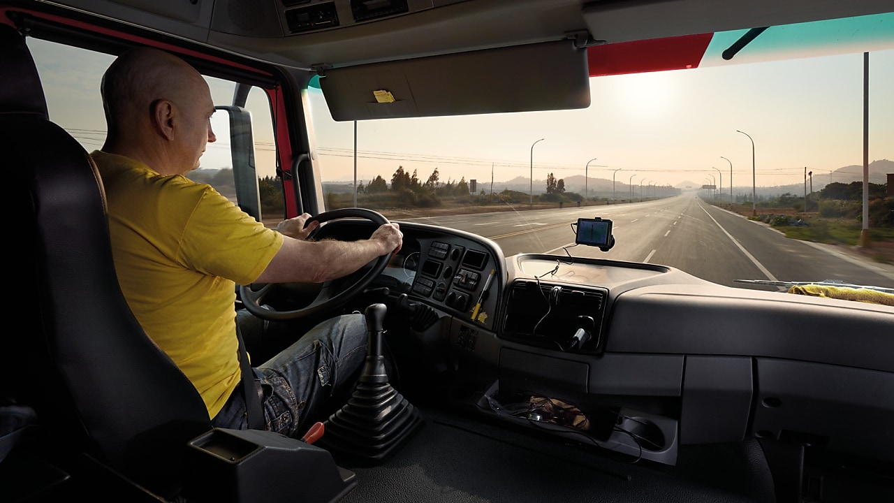 텅빈 도로에서 운전하는 트럭 운전기사