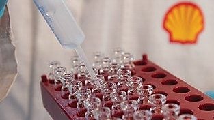 윤활유 실험실 안에서 시험을 실시하는 과학자