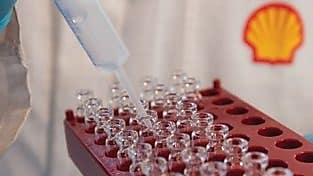 윤활유 실험실 안에서 시험을 실시하는 과학자