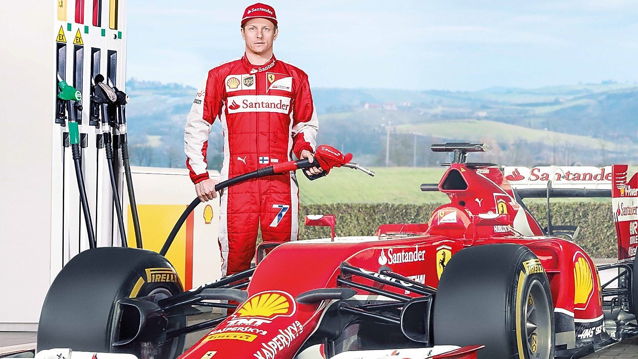 차의 오일을 채우기 위해 쉘 힐릭스 울트라 오일을 사용하는 Ferrari F1 운전자