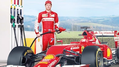 차의 오일을 채우기 위해 쉘 힐릭스 울트라 오일을 사용하는 Ferrari F1 운전자