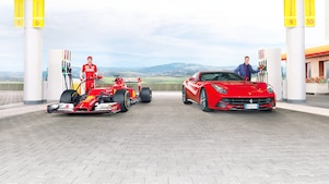 제바스티안 페텔과 키미 래이쾨넨이 쉘 주유소에서 Ferrari 차에 오일을 충전합니다