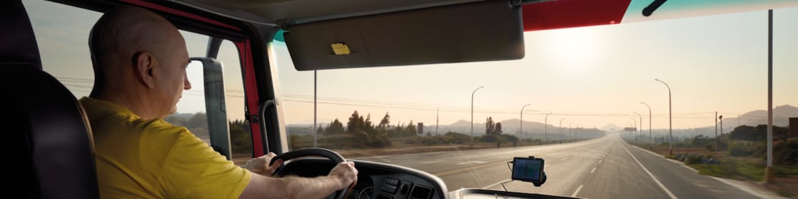 텅빈 도로에서 운전하는 트럭 운전기사