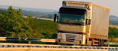 도로를 달리는 트럭, 녹색의 시골 배경