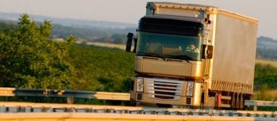 도로를 달리는 트럭, 녹색의 시골 배경