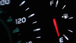 연료가 적게 남았음을 보여 주는 차량 내의 대시보드 계기판